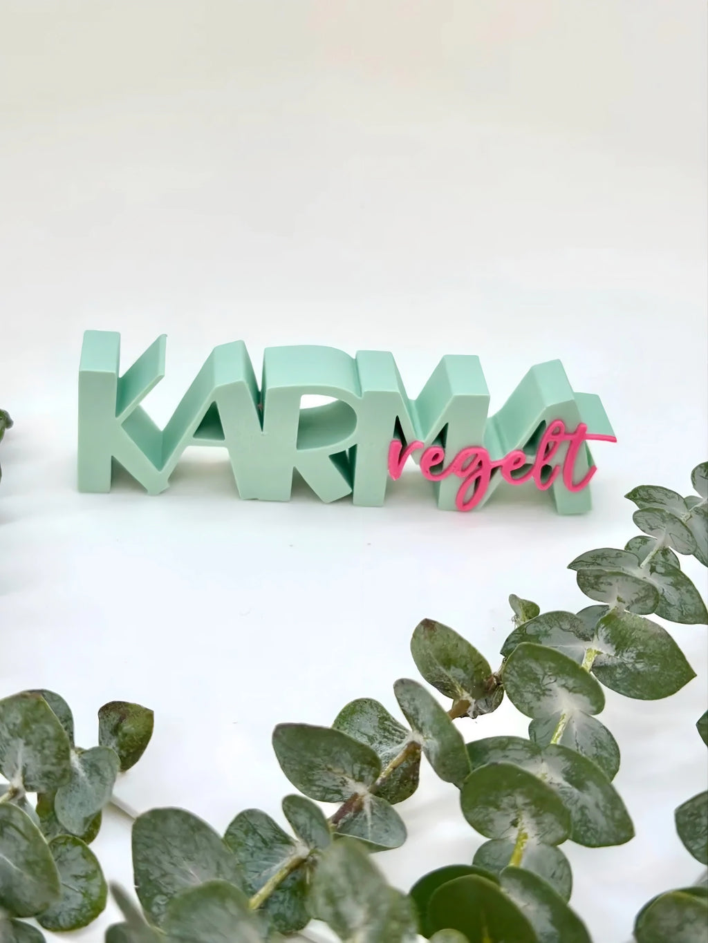 3D Printed "Karma Regelt" Boxy Lettering Sign | Freestanding Tabletop Decor & Gift